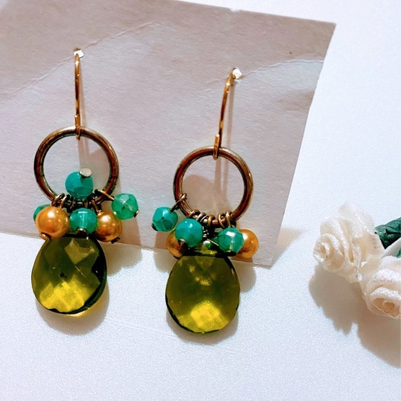 Green glass teardrop earrings - Picture 2 of 3